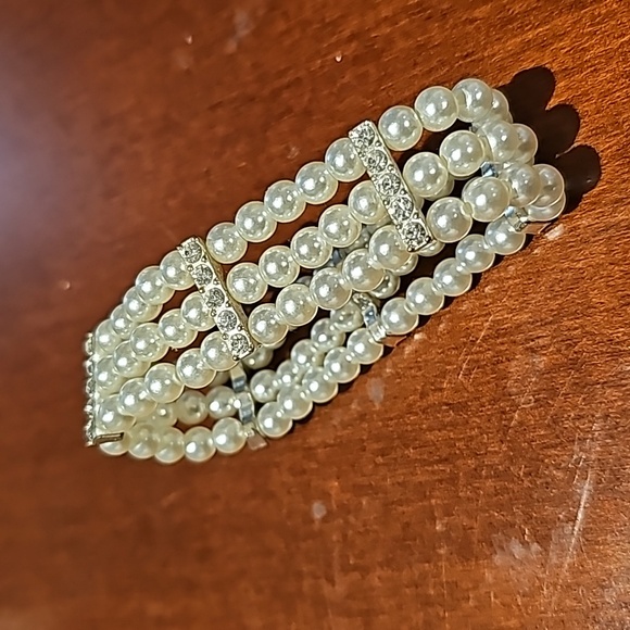 Faux Pearl Triple Strand Bracelet with Rhinestones New - Picture 6 of 6